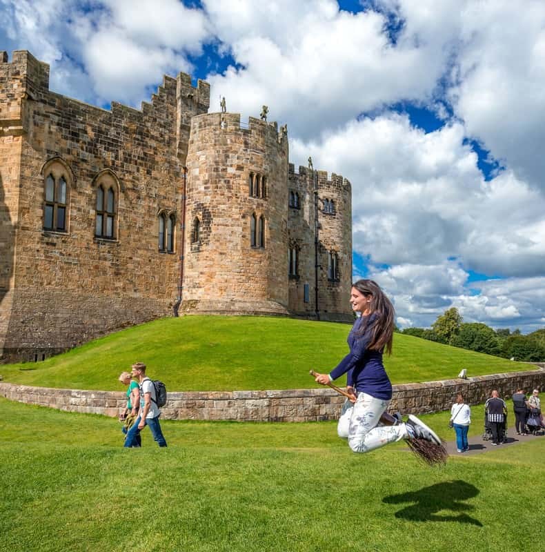 From Edinburgh: Day Trip to Bamburgh and Alnwick Castle