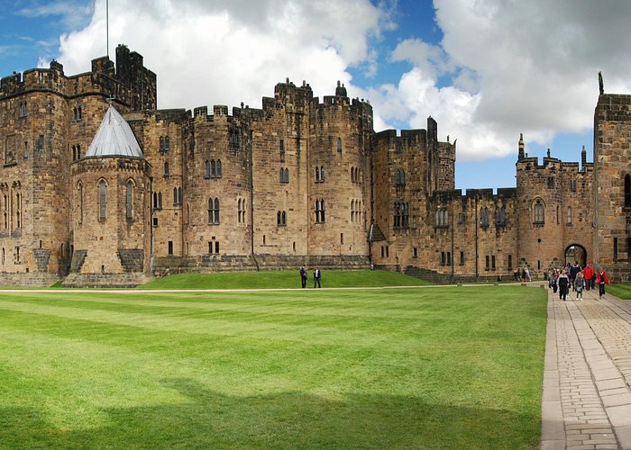 1 Day Alnwick Castle, Holy Island & Scottish Borders